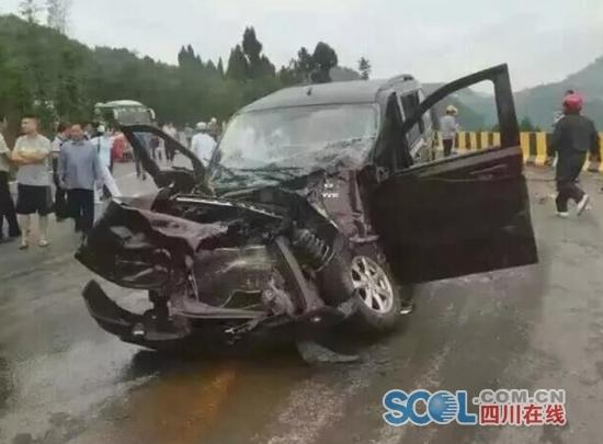 車輛失控沖進學(xué)校引發(fā)火災(zāi)，造成一死八傷重大事故