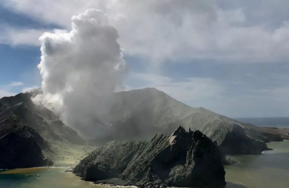 最新活火山噴發(fā)事件深度解析與觀點(diǎn)闡述，活火山的最新動(dòng)態(tài)及影響